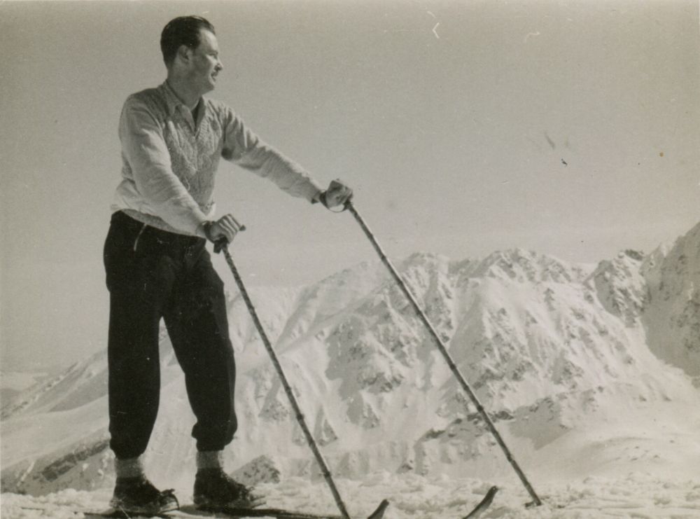 Photograph of Feliks Drecki skiing in 1939 from the personal archive of Ms Katalin Drecki (scanned in September 2016 in Hungary)