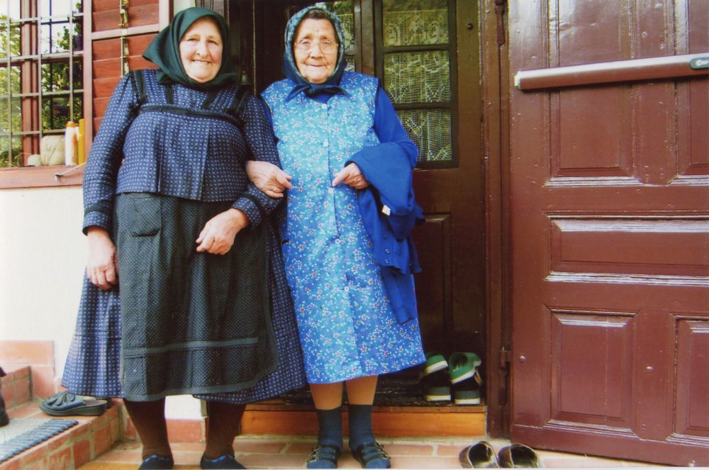Ms Brunn Péterné with her sister standing in front of a door, photograph from the personal archive of Ms Brunn Péterné (scanned in September 2016 in Hungary)