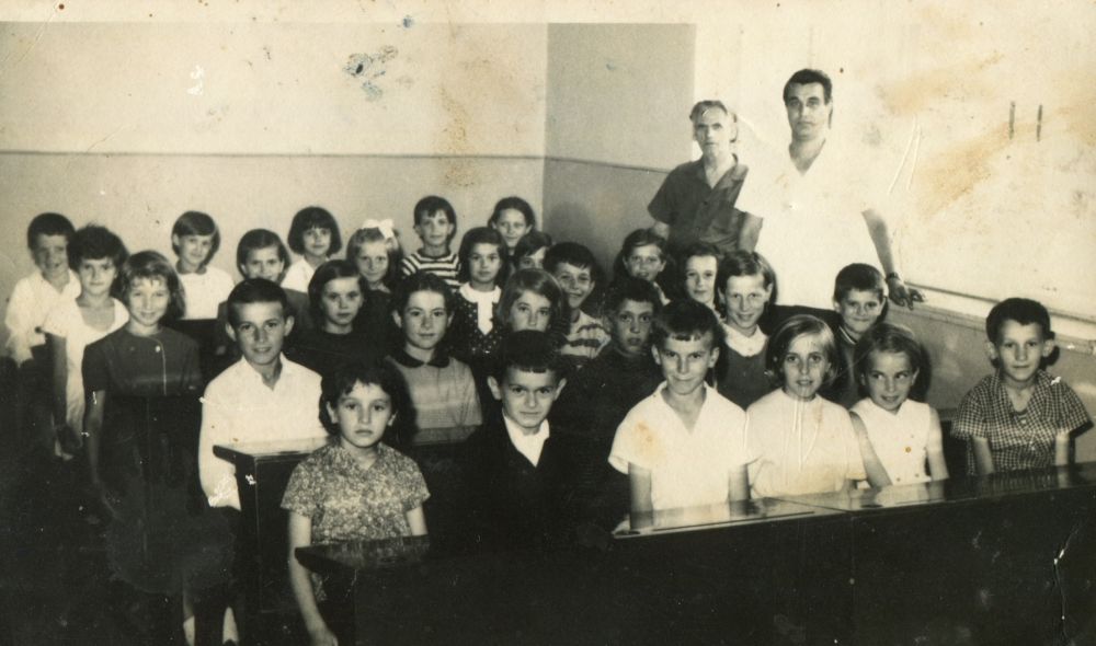 Possibly Edin Vejzovics class during his elementary school days, from the personal archive of Mr Edin Vejzovic (scanned in July 2017 in Bosnia and Hercegovina)