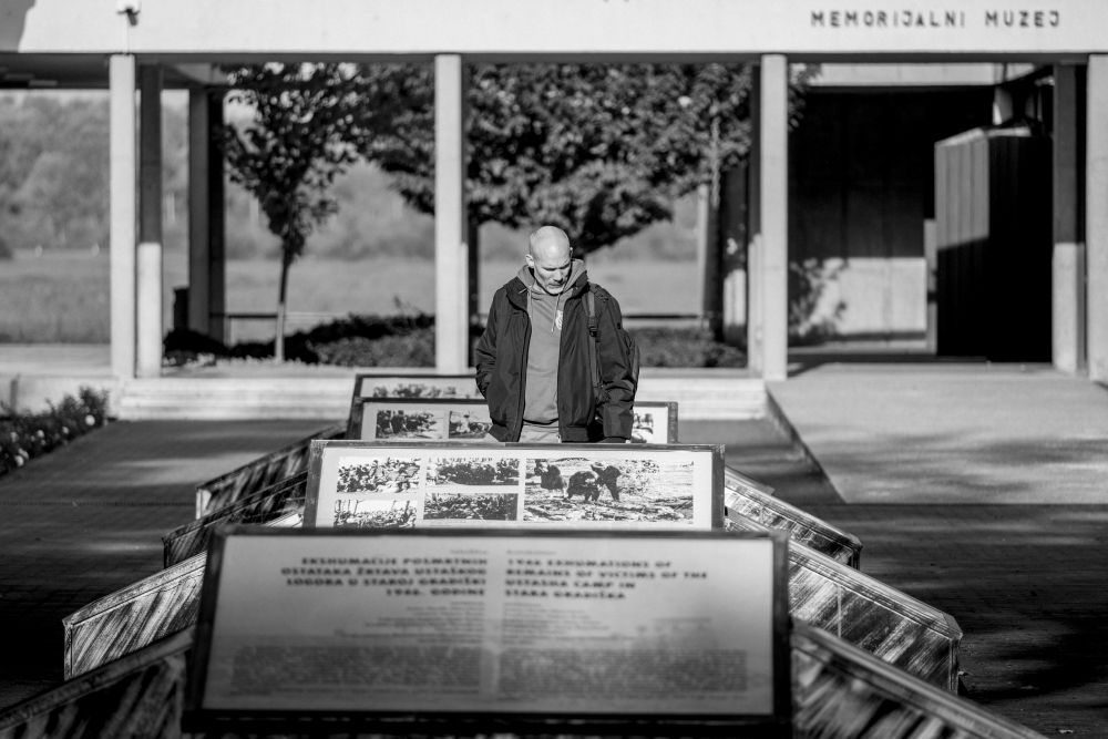 Watching the exhibition at the Jasenovac Memorial Site | Photo: Jan Prosiński