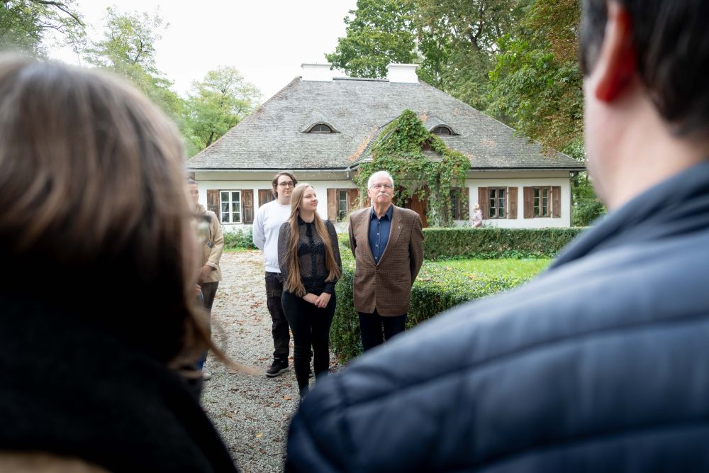 Genealogies of Memory 2024: Gentry, Nobility and Aristocracy: the Post-Feudal Perspectives. Trip to Polish landed gentry manor houses: Guzów – Sokule – Radonie. Photo by Jan Prosiński