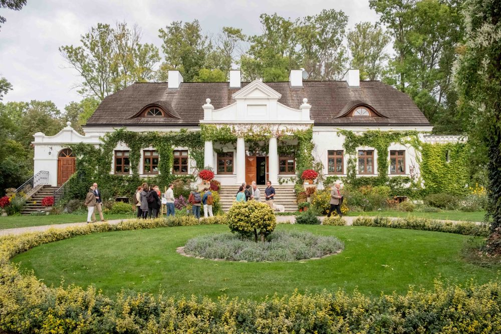 Genealogies of Memory 2024: Gentry, Nobility and Aristocracy: the Post-Feudal Perspectives. Trip to Polish landed gentry manor houses: Guzów – Sokule – Radonie. Photo by Jan Prosiński