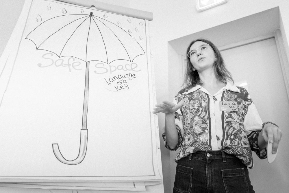 Tania Kriukovska setting some ground rules for the project. | Photo by Jan Prosiński