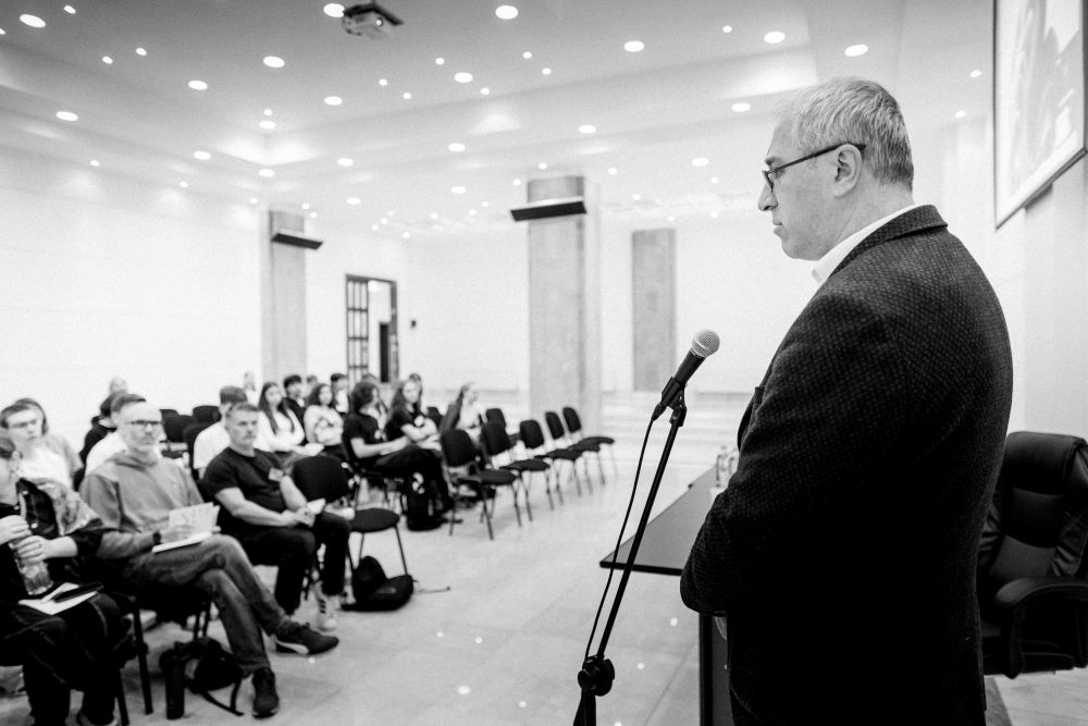 Dr. Florin Abraham, director of the National Institute for the Study of Totalitarianism, welcomes our participants before lectures on Romanian history. | Photo by Jan Prosiński