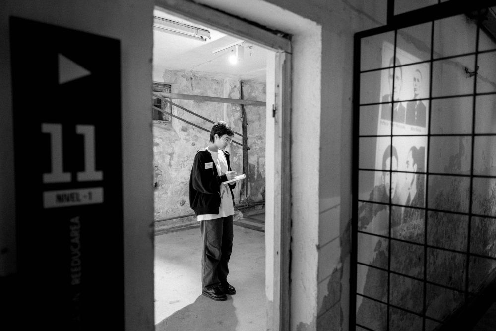 Participants of the creative writing workshops look for inspiration in the prison. | Photo by Jan Prosiński