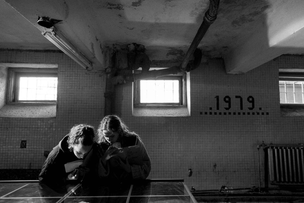 Participants of the creative writing workshops look for inspiration in the prison. | Photo by Jan Prosiński