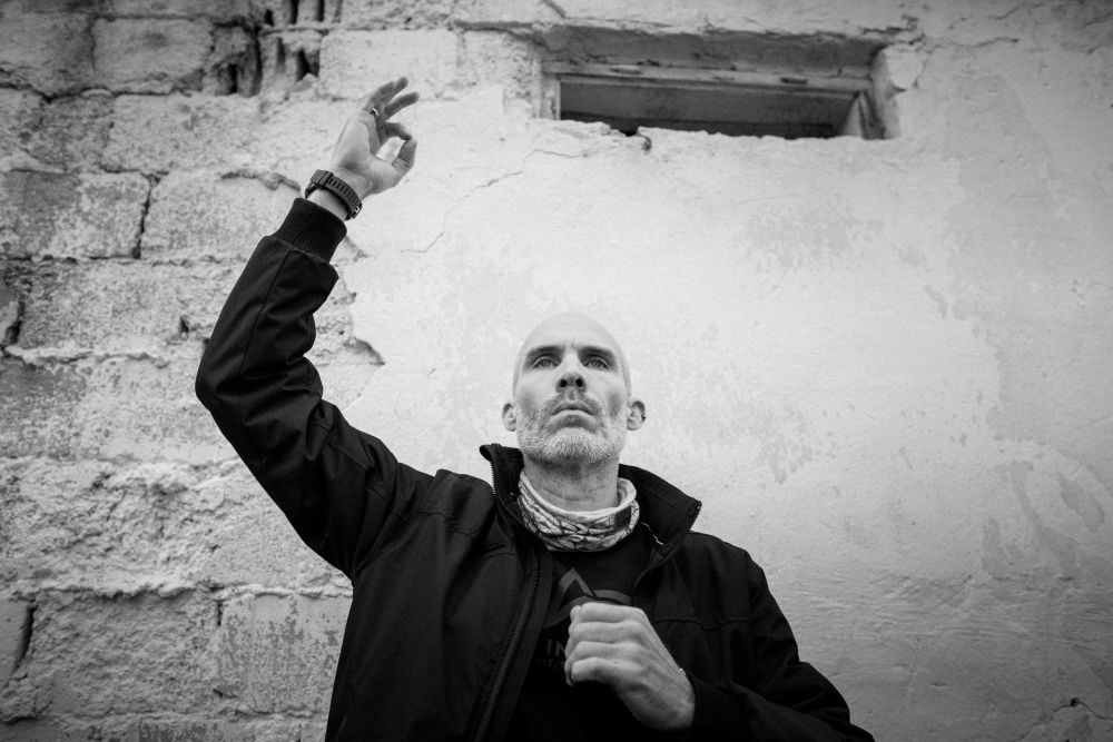 Sean Palmer conducting his vocal group at the final performance. | Photo by Jan Prosiński