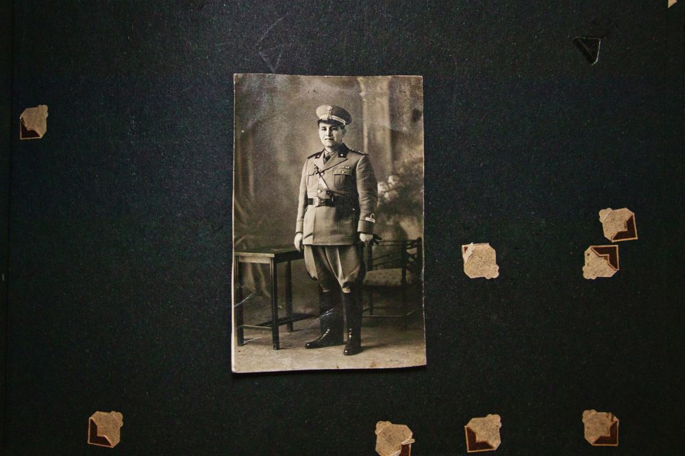My grandfather Joseph fought both world wars. The second as a lieutenant in the army.
He was taken prisoner by the Nazis and liberated as a translator of French for them.
He always had a great passion for foreign languages and in fact they saved his life.
After that he flight in the United States to study and there he obtained two degrees.
Grandfather Joseph was also an avid writer.
He wrote essays, short stories and was also a poet. In these photos you can see the typewriter
he used, an Olivetti.
When my grandfather Giuseppe welcomed the guests in his study he always kept the door
closed. And many times I stopped staring at his shadow from behind the glass. I always have
the impression to see him every time his son Augustus, then my uncle, passes behind that
door. Its a bit like seeing him again at home.