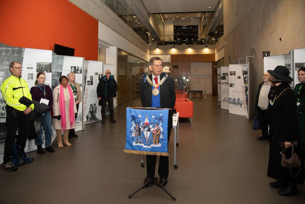 Between Life and Death in Southend-on-Sea, United Kingdom. Photo by Tina Wing.