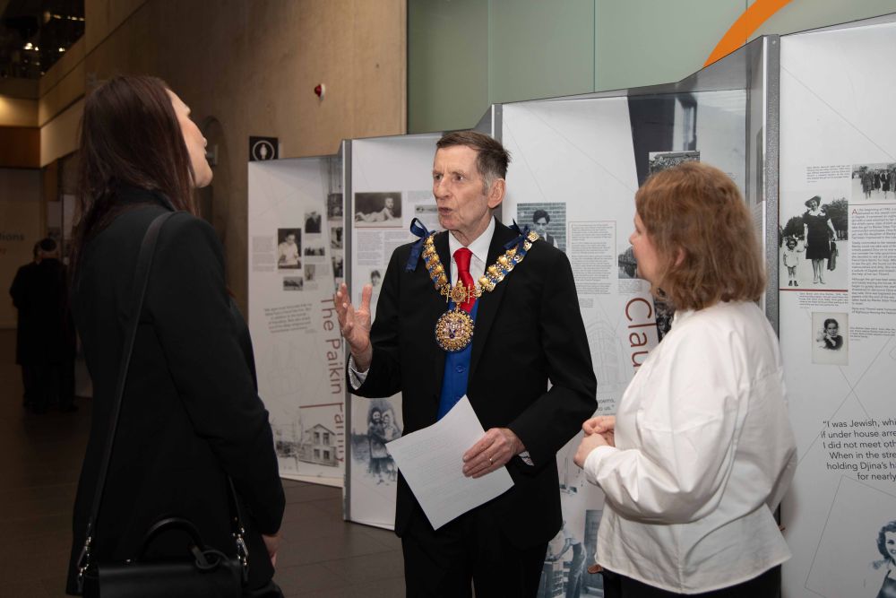 Between Life and Death in Southend-on-Sea, United Kingdom. Photo by Tina Wing.