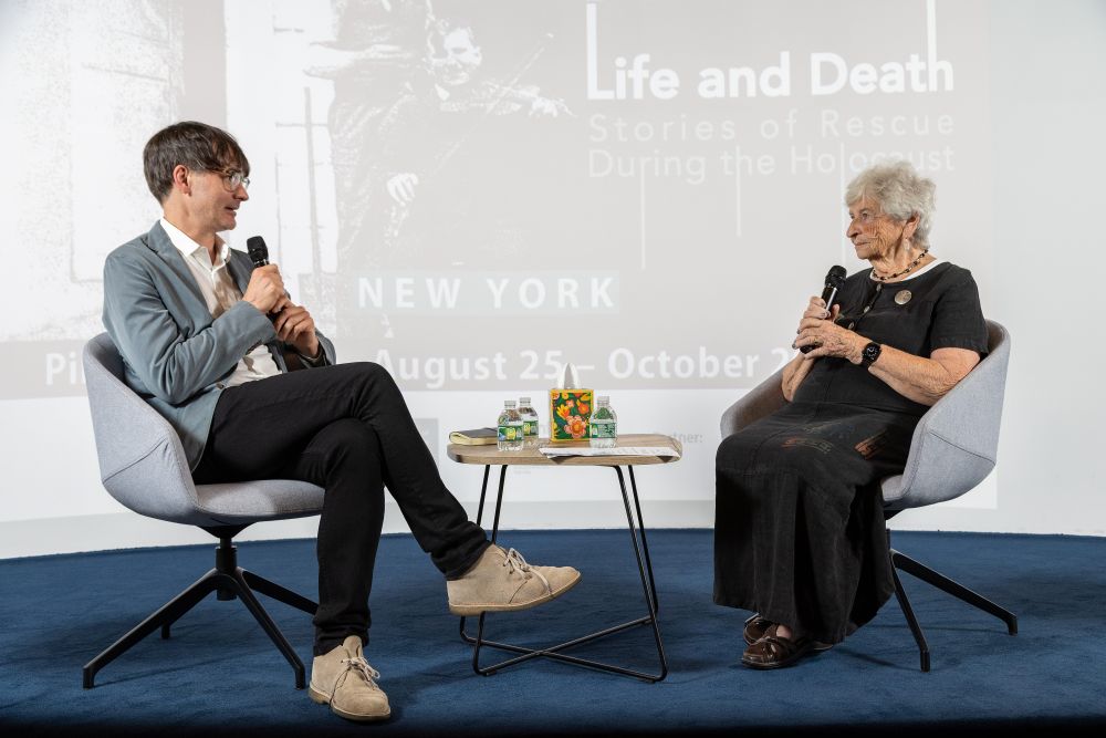 Holocaust survivor Eva Paddock in conversation, part of the programme accompanying the exhibition, Pilecki Institute, New York City. Photo by Ania Fedisz.