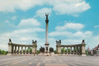 cover image of Postcard from the Heroes Square