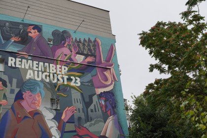 cover image of Unveiling a new mural in Warsaws city centre