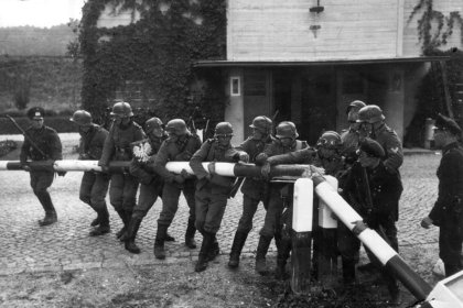 cover image of WWII timeline