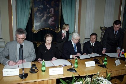cover image of 20 years of linking the history of European nations