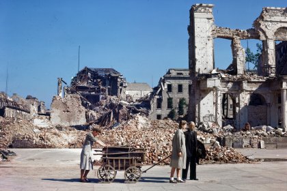 cover image of The end of the war and the beginning of contemporary Europe