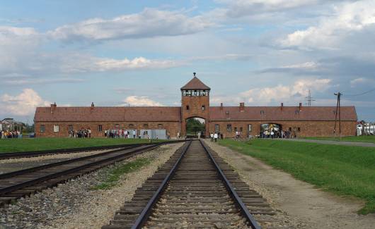 Photo of the publication To whom does Auschwitz „belong?”