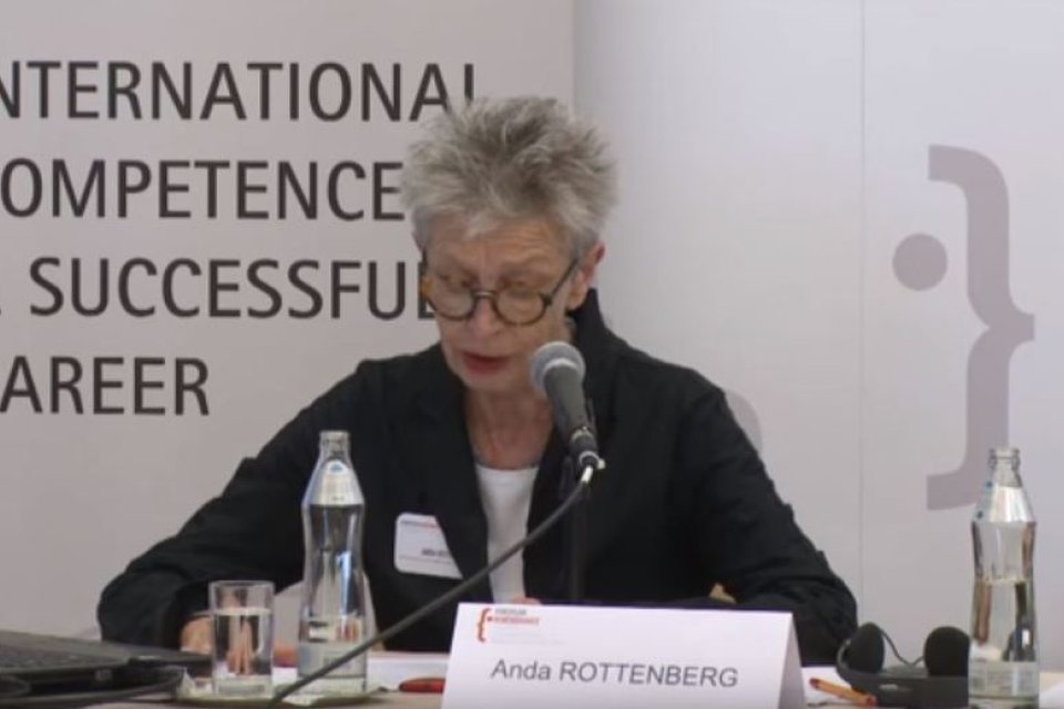 Photo of the publication Anda Rottenbergs presentation about art and the Second World War