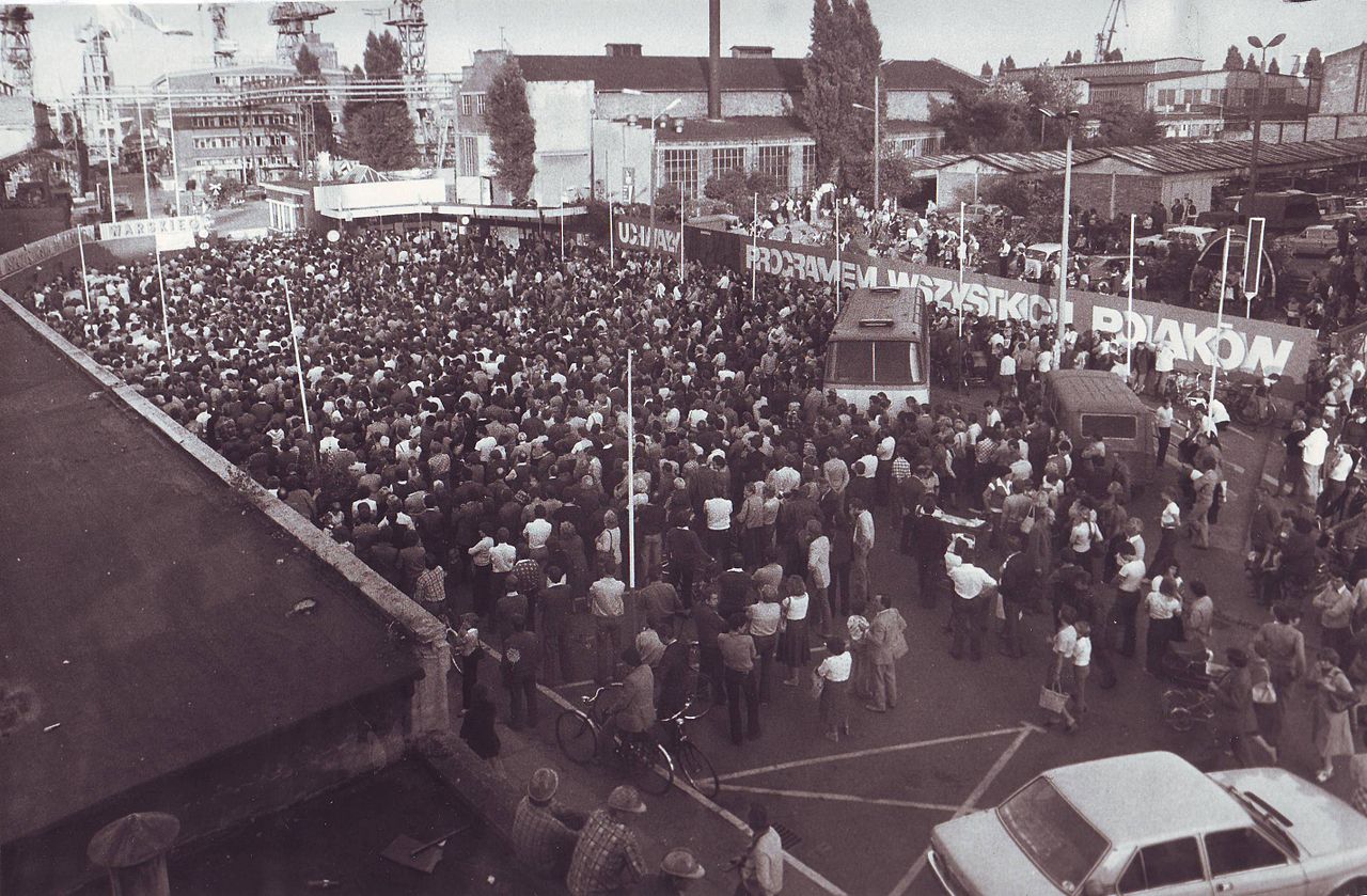 Strike at Szczecin Shipyard, August 1980. Photo by Stefan Cieślak (authors archive) / Wikipedia / CC BY 3.0