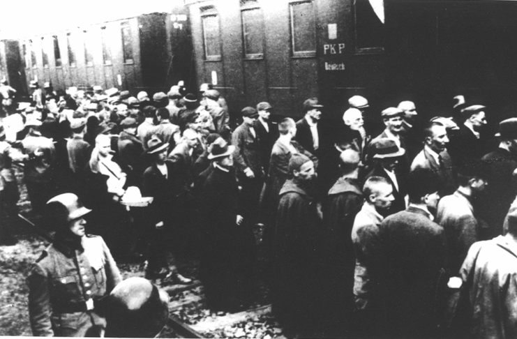 Prisoners from the first transport to KL Auschwitz at the train station in Tarnów. The transport was composed mostly of Polish political prisoners but among them were also some Jews.  Source: Public domain