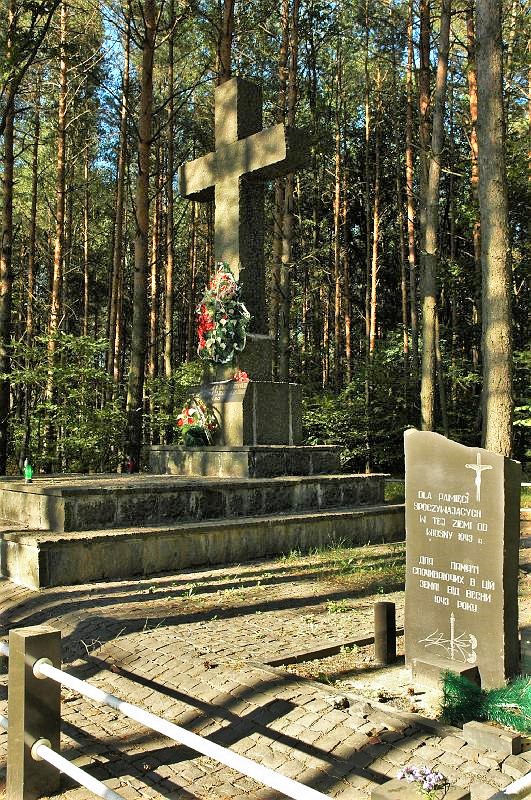 Monument in memory of polish citizens of Janowa Dolina Wolyn murdered by Ukrainian Insurgent Army (UPA) on 22-23 of April 1943. Author: Pawdx Paweł Duński / public domain