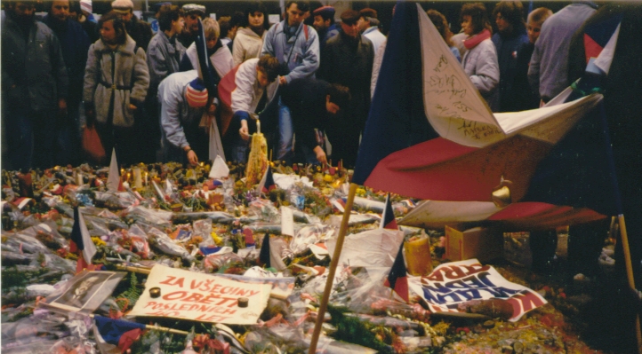 Flowers and candles on Wenceslas Square in November 1989. Photo: Wikimedia / CC BY-SA 3.0