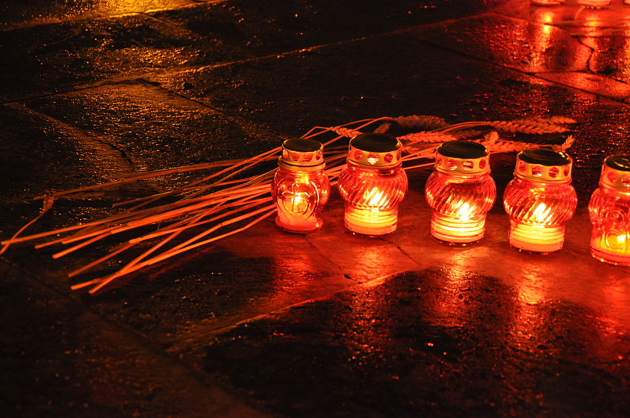 Candles and wheat as a symbol of remembrance of Holodomor. Holodomor Remembrance Day 2013 in Lviv. Author: DixonD. Source: Wikimedia / CC BY-SA 3.0