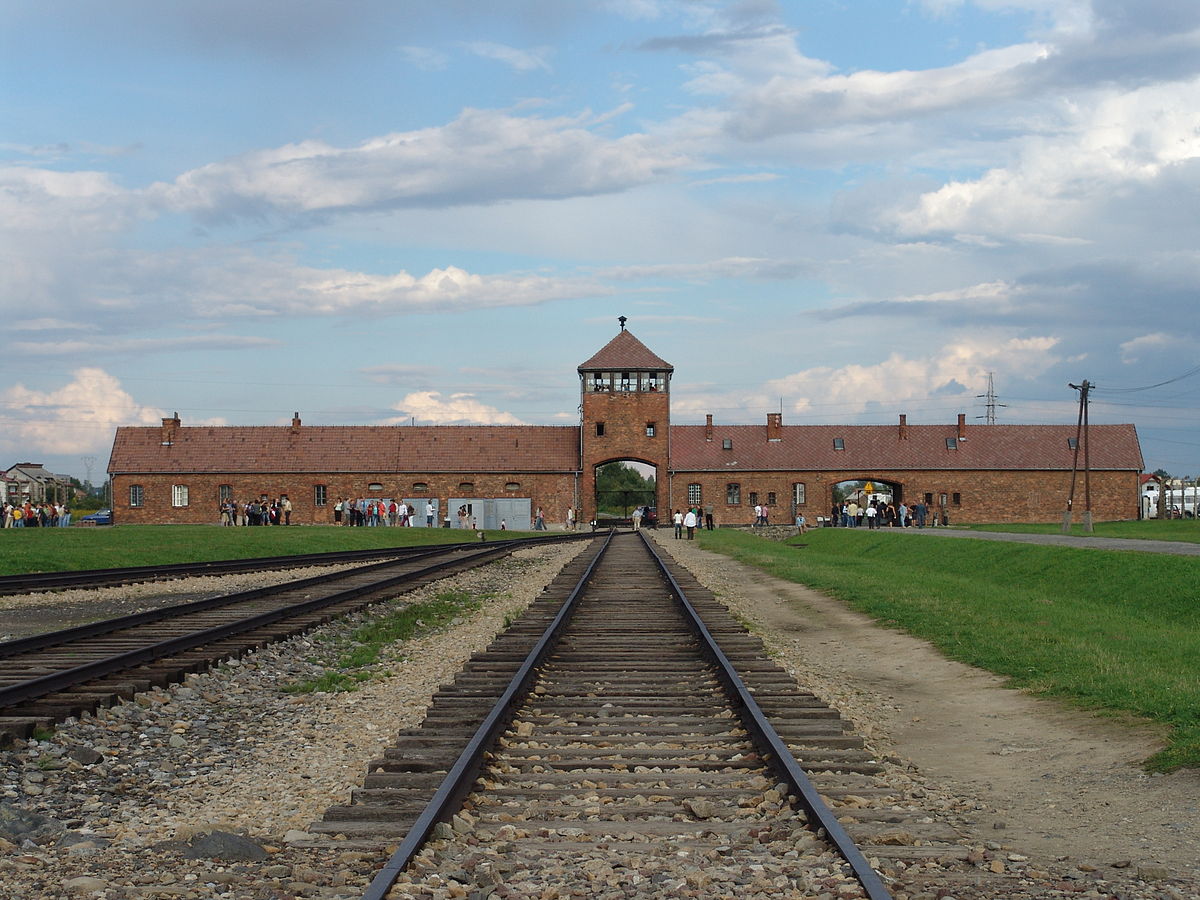 The main gate at the former German Nazi concentration camp of Auschwitz II (Birkenau). Author: Michel Zacharz. Source: wikimedia / CC BY-SA 2.5