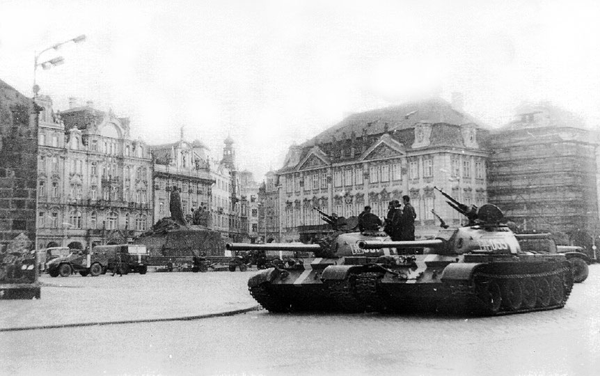 Soviet tanks on the Old Town Square in Prague in 1968. Author: ALDOR46. Source: wikimedia/ CC BY-SA 3.0