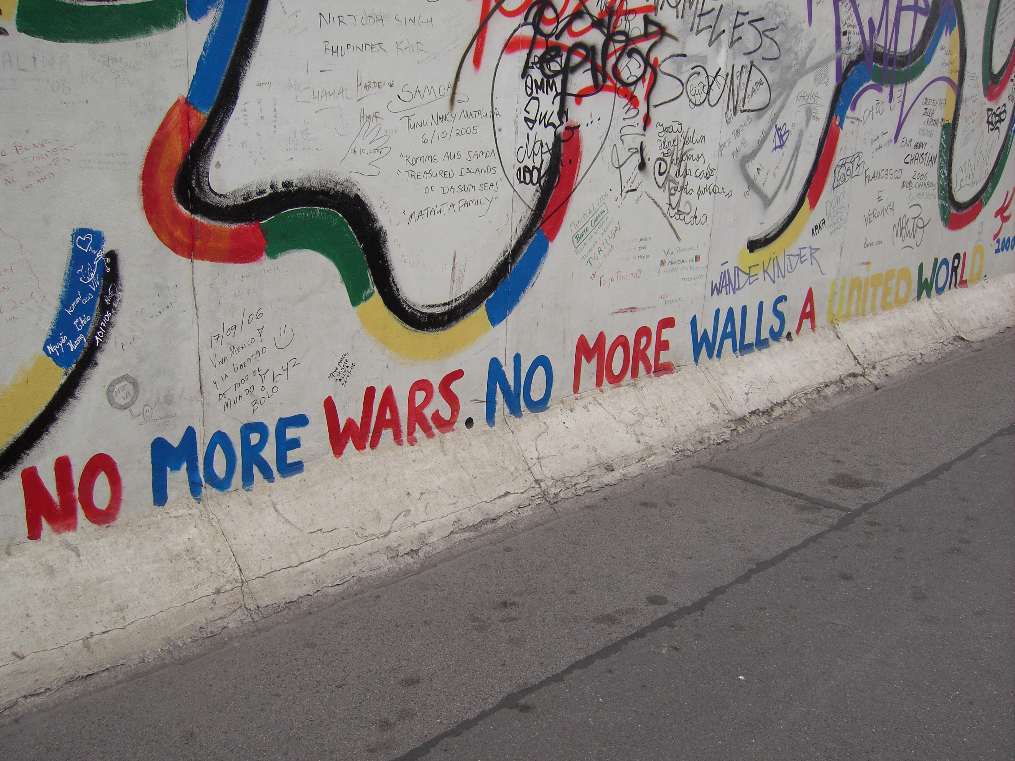 Graffiti on one of the sections of the East Side Gallery in Berlin. Author: Dr Santa. Source: wimikedia/ Public domain