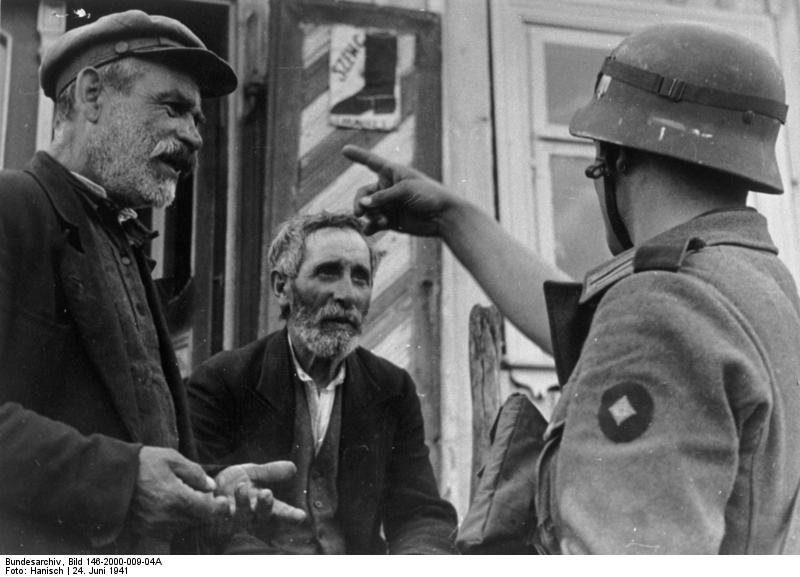 Lithuanian Jews and a German Wehrmacht soldier during the Holocaust in Lithuania (June 24, 1941). Source: Bundesarchiv, Bild 146-2000-009-04A / Hanisch / CC-BY-SA 3.0