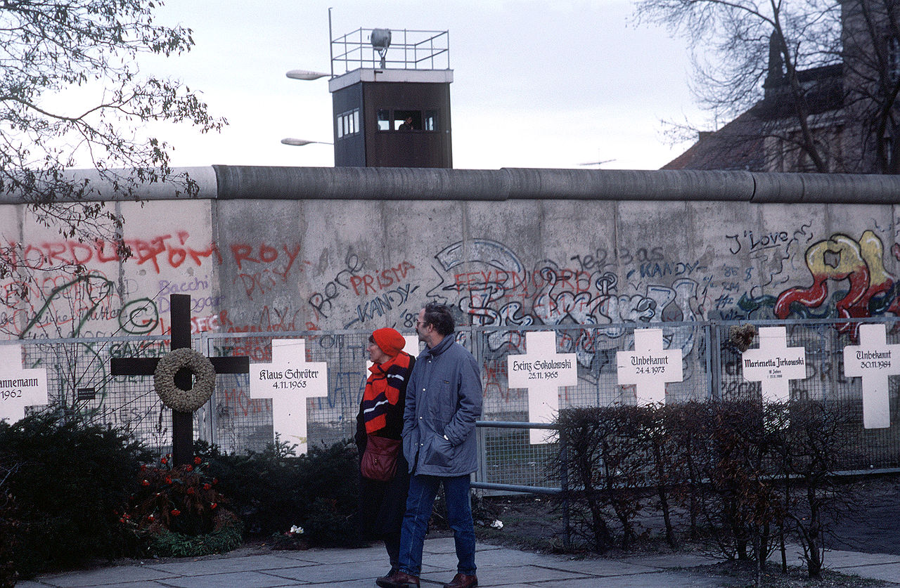 Memorial to the victims of the Berlin Wall. 1 January 1990. Source: US Department of Defense, VIRIN DF-ST-92-0021