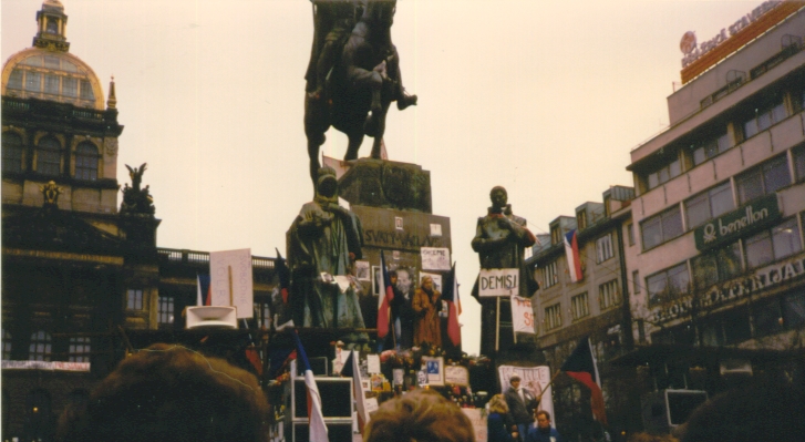 St. Wenceslas Monument during the Velvet Revolution in 1989. Photo: Piercetp / Wikipedia / CC BY 2.5