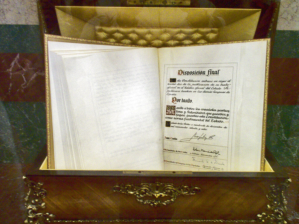 The Spanish Constitution of 1978 on view in the Congress. Photo: miguelazo84  / CC BY-SA 3.0