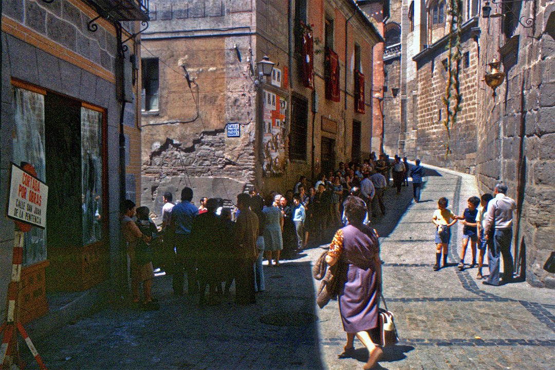 Spanish people waiting to vote in the 1977 general election in Toledo. The 1977 general election was the first free election since 1936. Photo: Magica / CC BY-SA 3.0