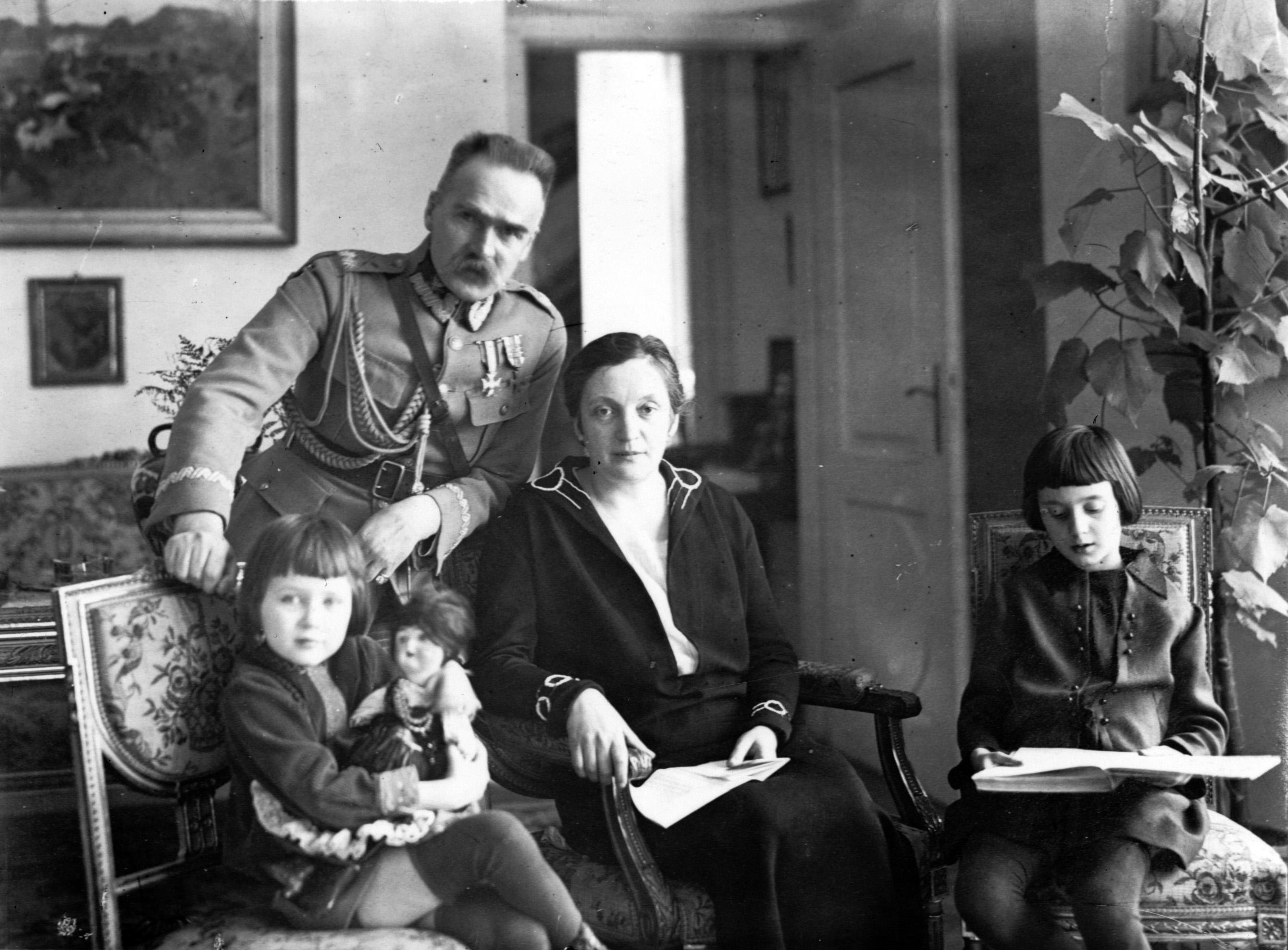 Aleksandra Piłsudska with husband Marshal Józef Piłsudski  and daughters Wanda and Jagoda