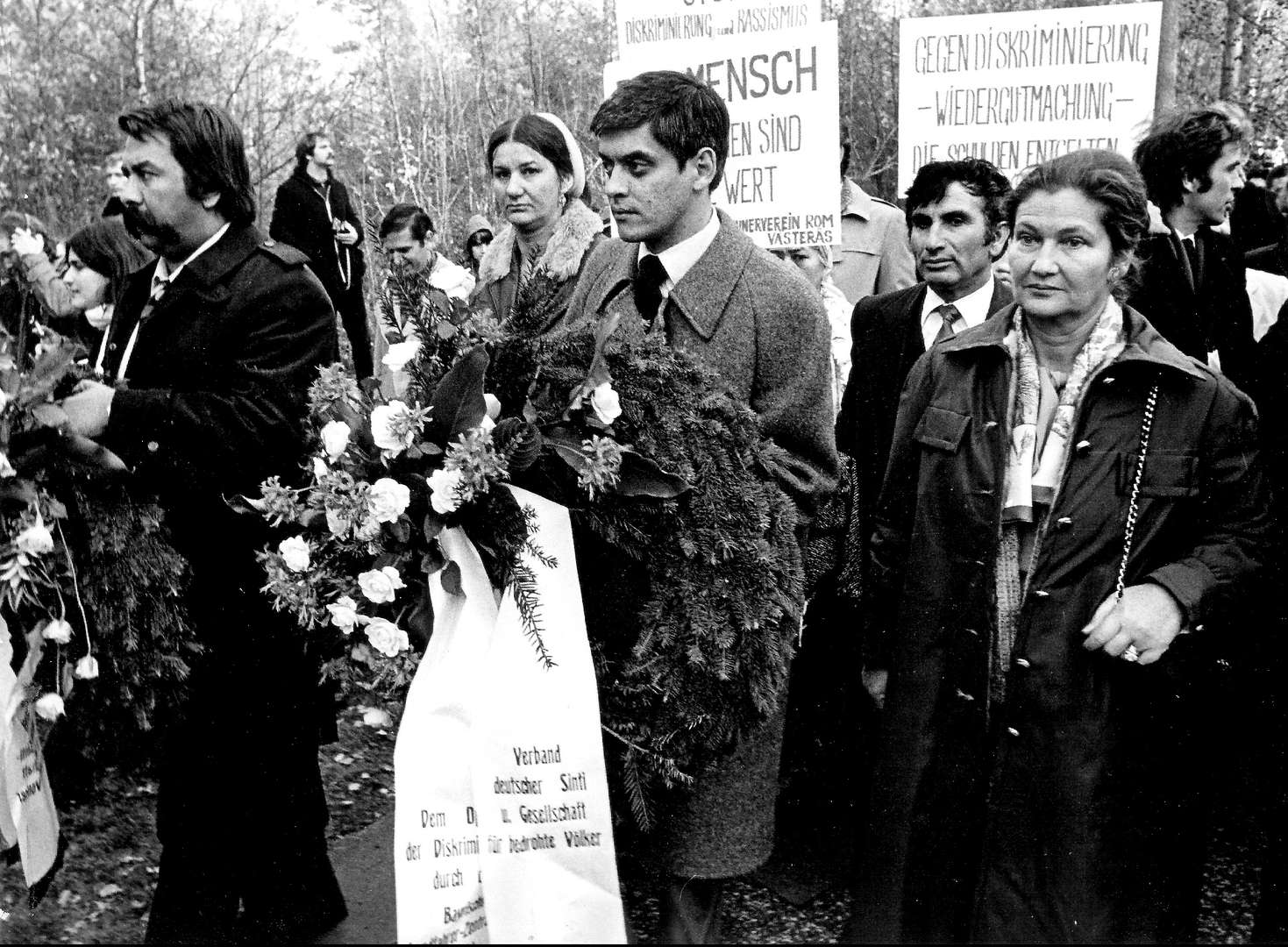 Romani Rose with Simone Veil at the commemorative rally in Bergen-Belsen, 27.10.1979.