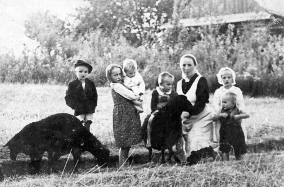 Wiktoria Ulma with her children. Photo taken by their husband and father Józef Ulma around 1943.